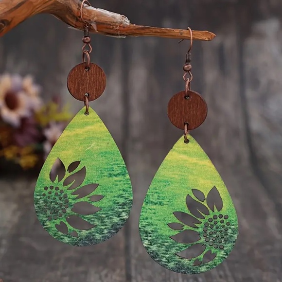 None Jewelry - NWT! Beautiful Boho Gradient Green Teardrop Shaped Pierced Floral Earrings!